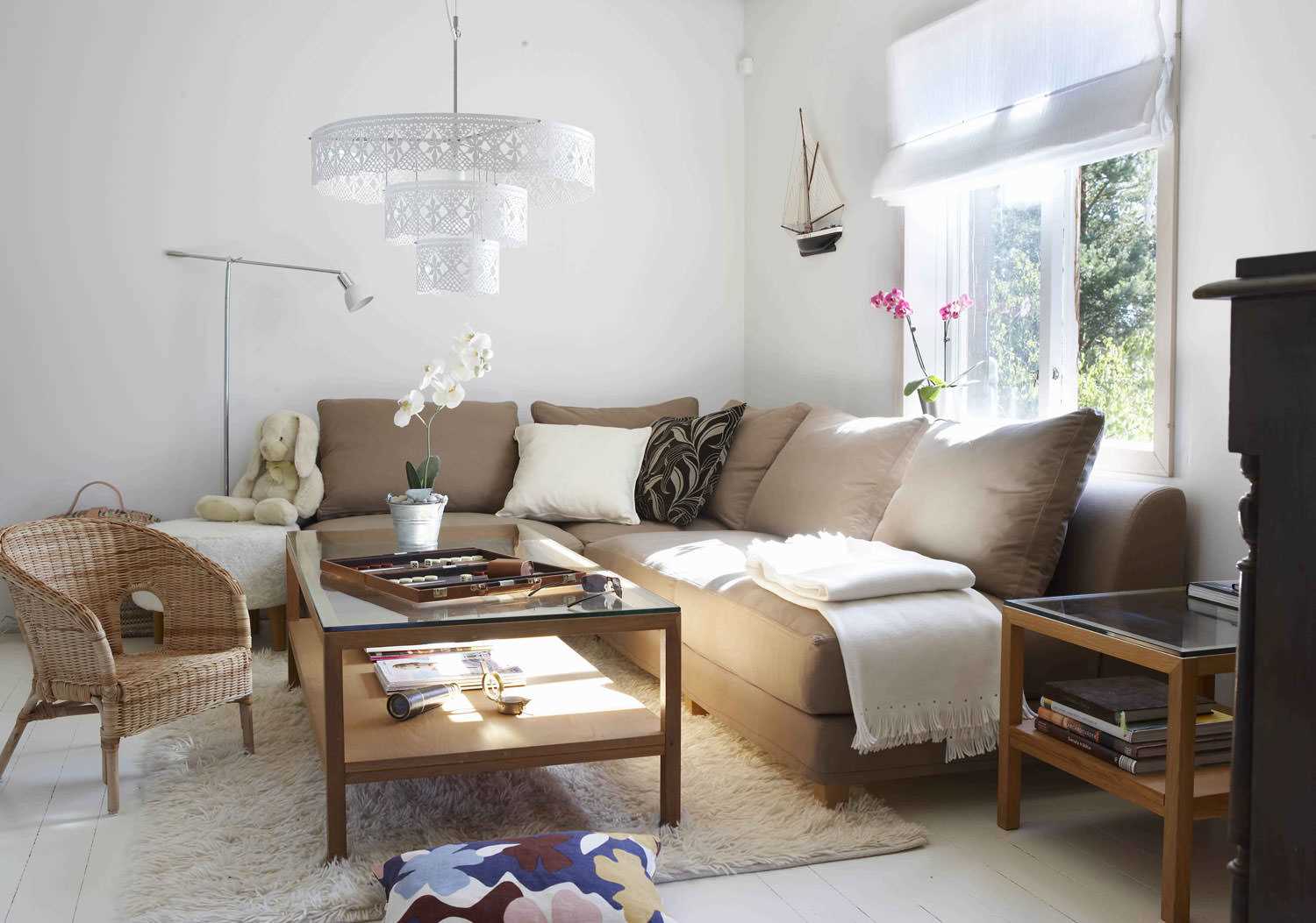 فكرة الديكور الأصلي لغرفة المعيشة مع أريكة