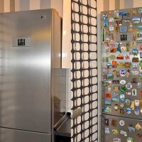 idea della decorazione originale del frigorifero nella foto della cucina