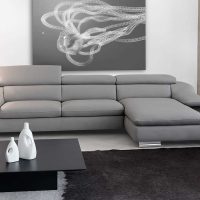نسخة من تصميم غير عادي من غرفة المعيشة مع صورة أريكة