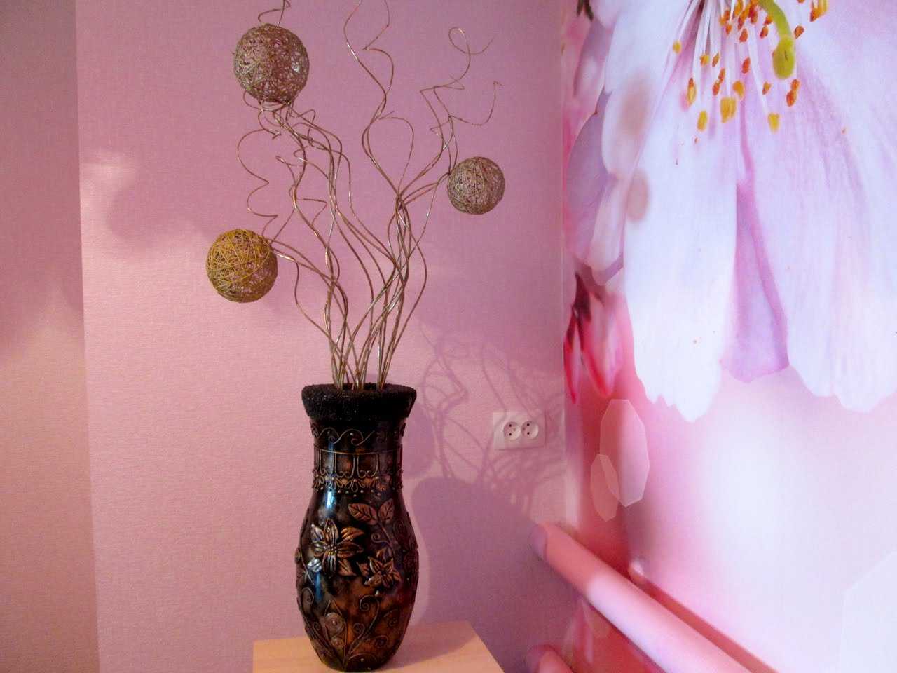 l'idée d'un vase intérieur lumineux avec des branches décoratives
