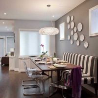 l'idée d'un appartement intérieur lumineux avec des assiettes décoratives sur le mur photo