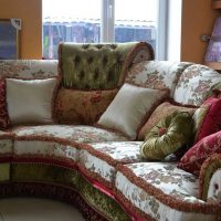 šiuolaikiškų dekoratyvinių pagalvių idėja miegamojo interjero paveikslėlyje