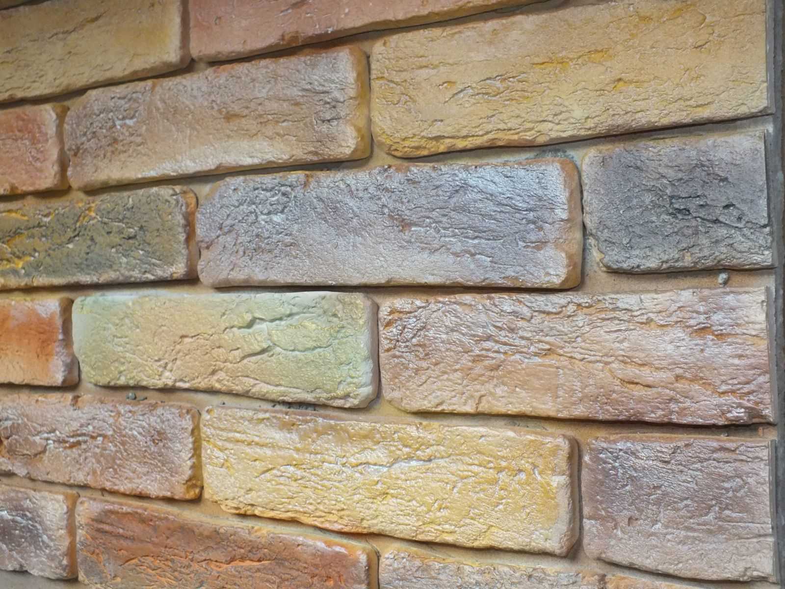 la possibilité d'utiliser la brique décorative d'origine à l'intérieur du salon