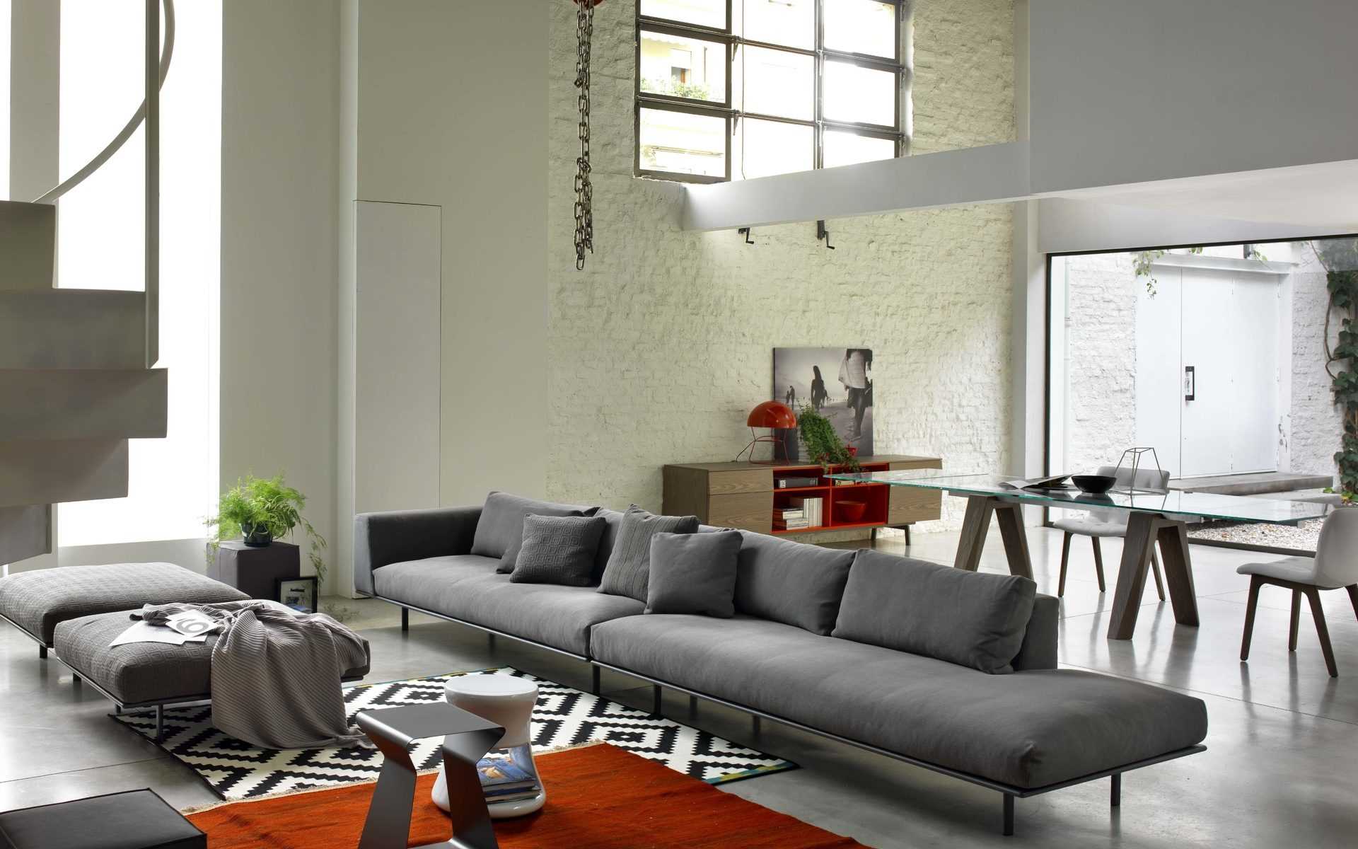 ideja par neparastu dzīvokļa dizainu ar dīvānu