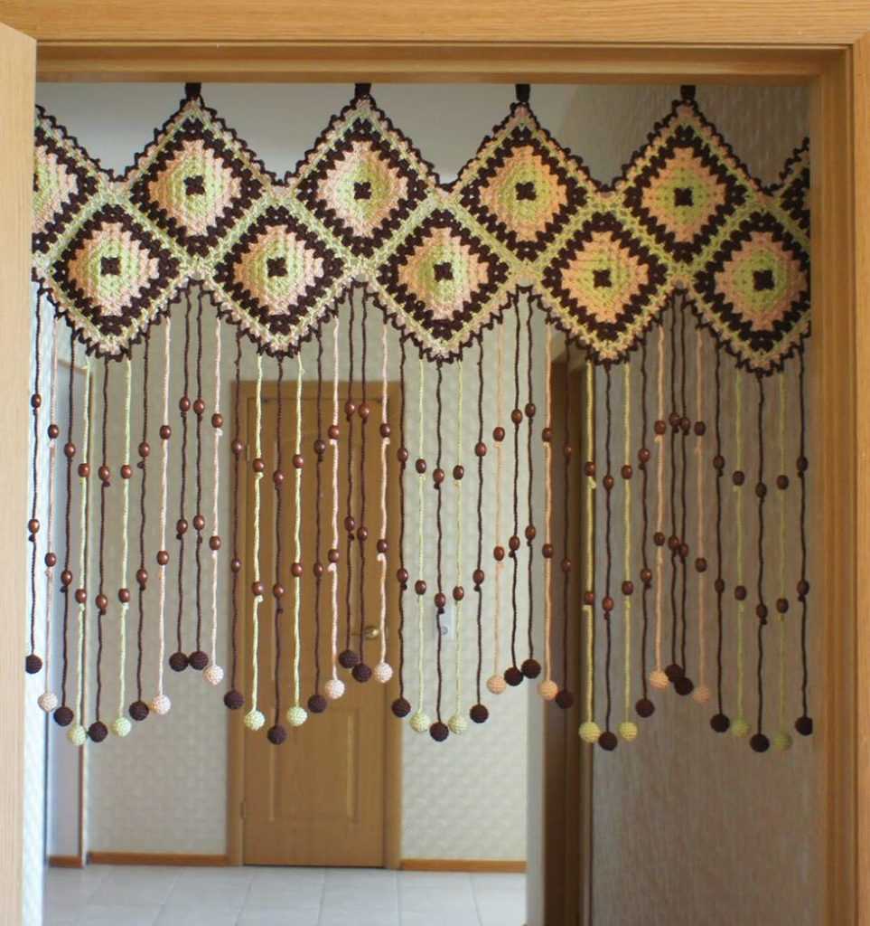 variante de rideaux décoratifs inhabituels à l'intérieur de l'appartement