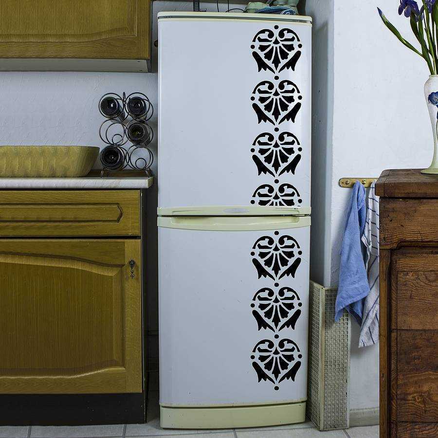 l'idea di insolita decorazione del frigorifero in cucina