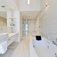 idée d'une belle salle de bain blanche style photo