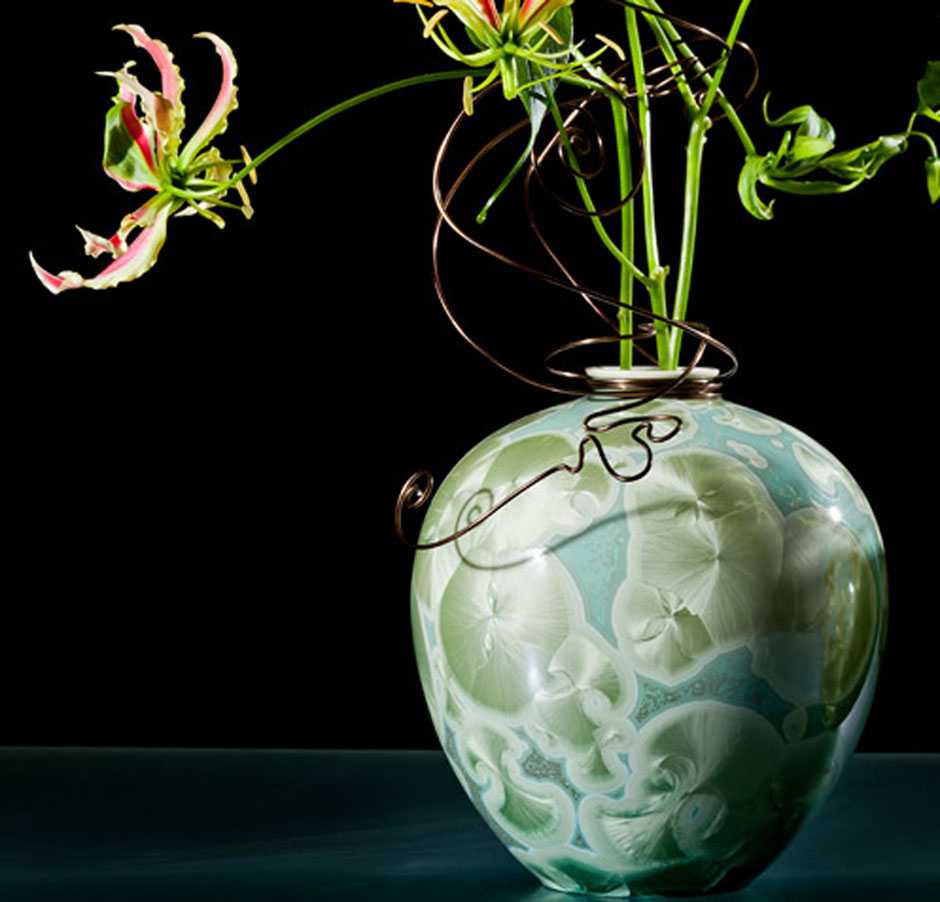 version d'un beau design d'un vase de sol avec des fleurs décoratives