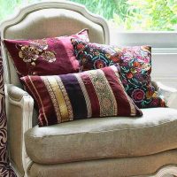 šiuolaikiškų dekoratyvinių pagalvių idėja miegamojo stiliaus paveikslėlyje