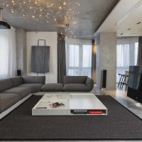 oriģinālās interjera istabas versija ar dīvāna attēlu