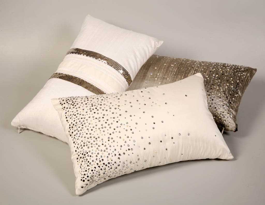 šiuolaikinių dekoratyvinių pagalvių miegamojo interjere versija