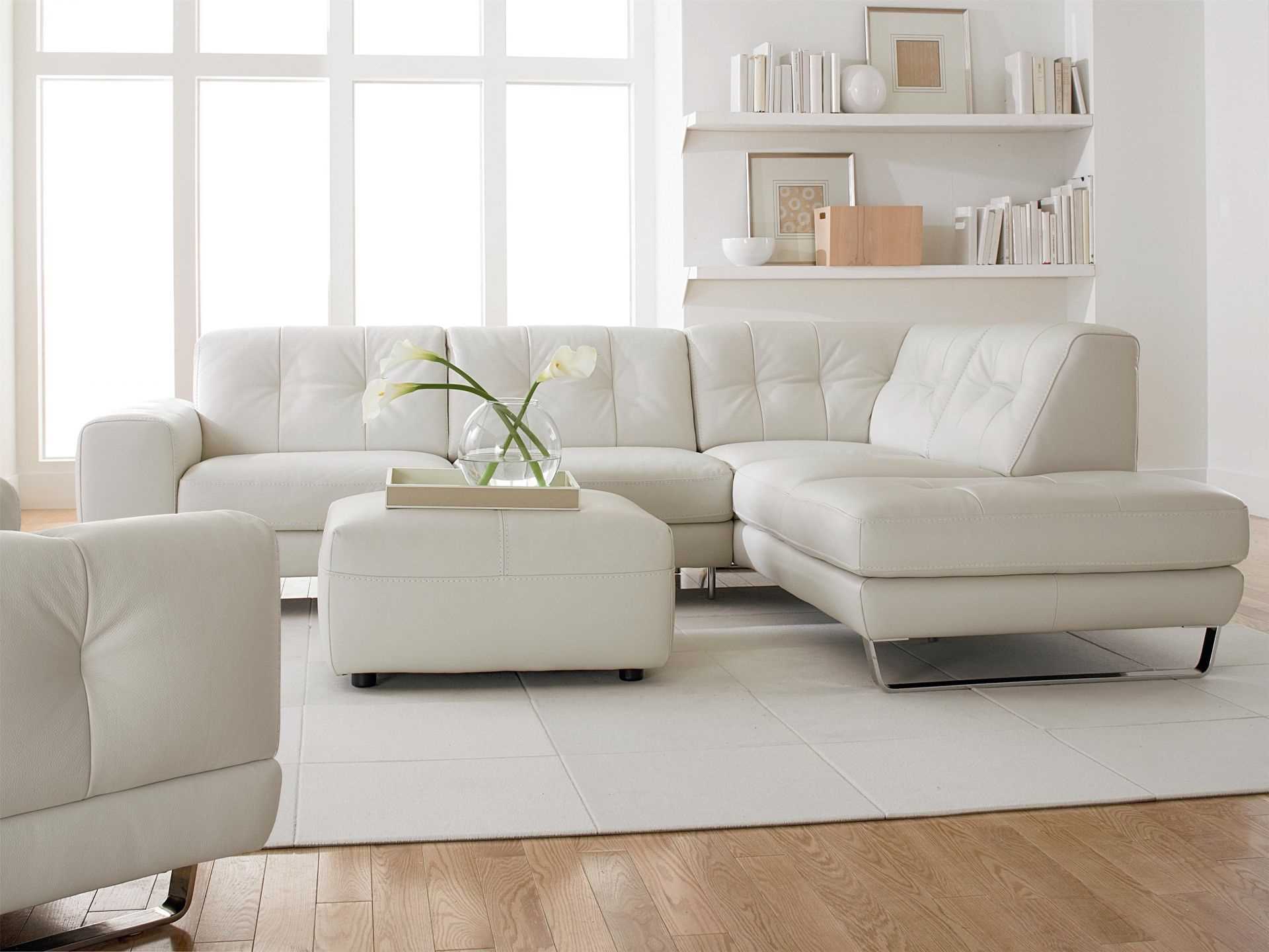 ideja modernog dizajna sobe s kaučem