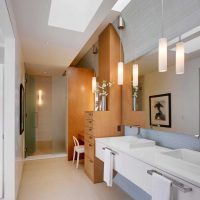 version de l'intérieur lumineux de la salle de bain dans l'appartement photo