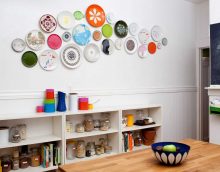 l'idée d'un salon joliment décoré avec des assiettes décoratives sur le mur photo