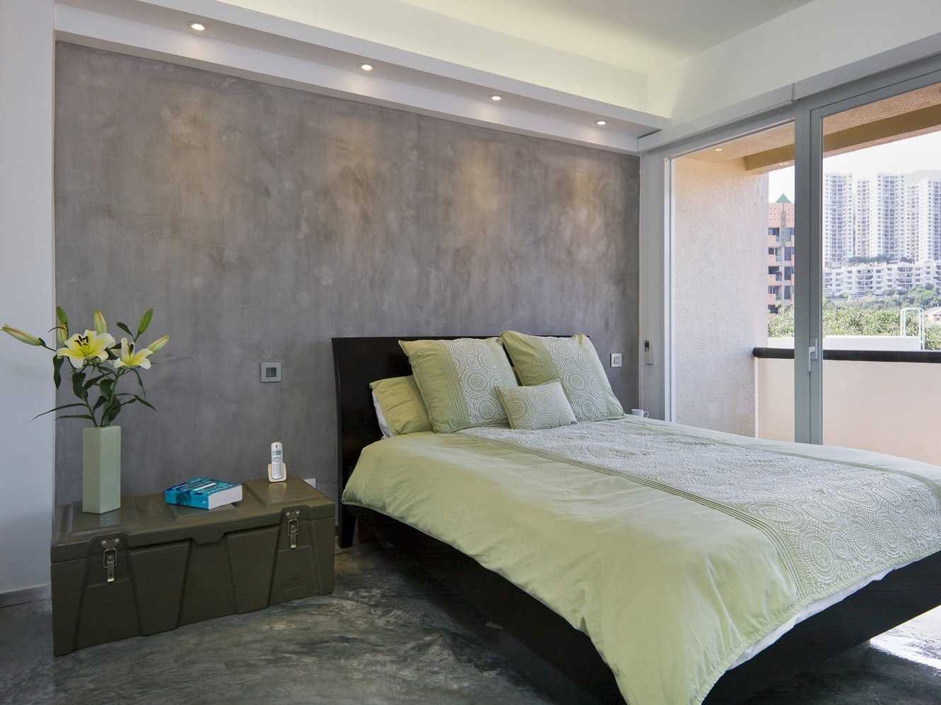 l'idée d'un beau plâtre décoratif dans la conception d'un appartement pour le béton