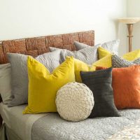 gražių dekoratyvinių pagalvių idėja svetainės kambario interjere