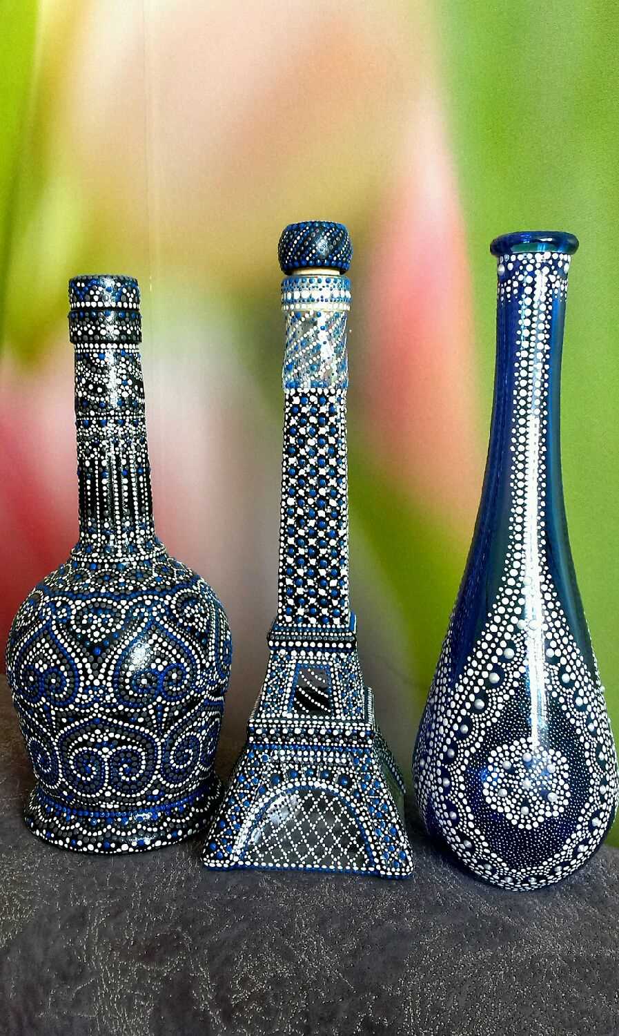 une variante de belle décoration de bouteilles de verre avec des perles
