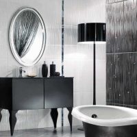 version du bel intérieur de la salle de bain en noir et blanc