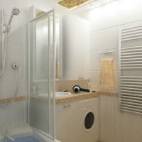 ideja par mūsdienīgu vannas istabas dizainu 6 kv.m attēlā