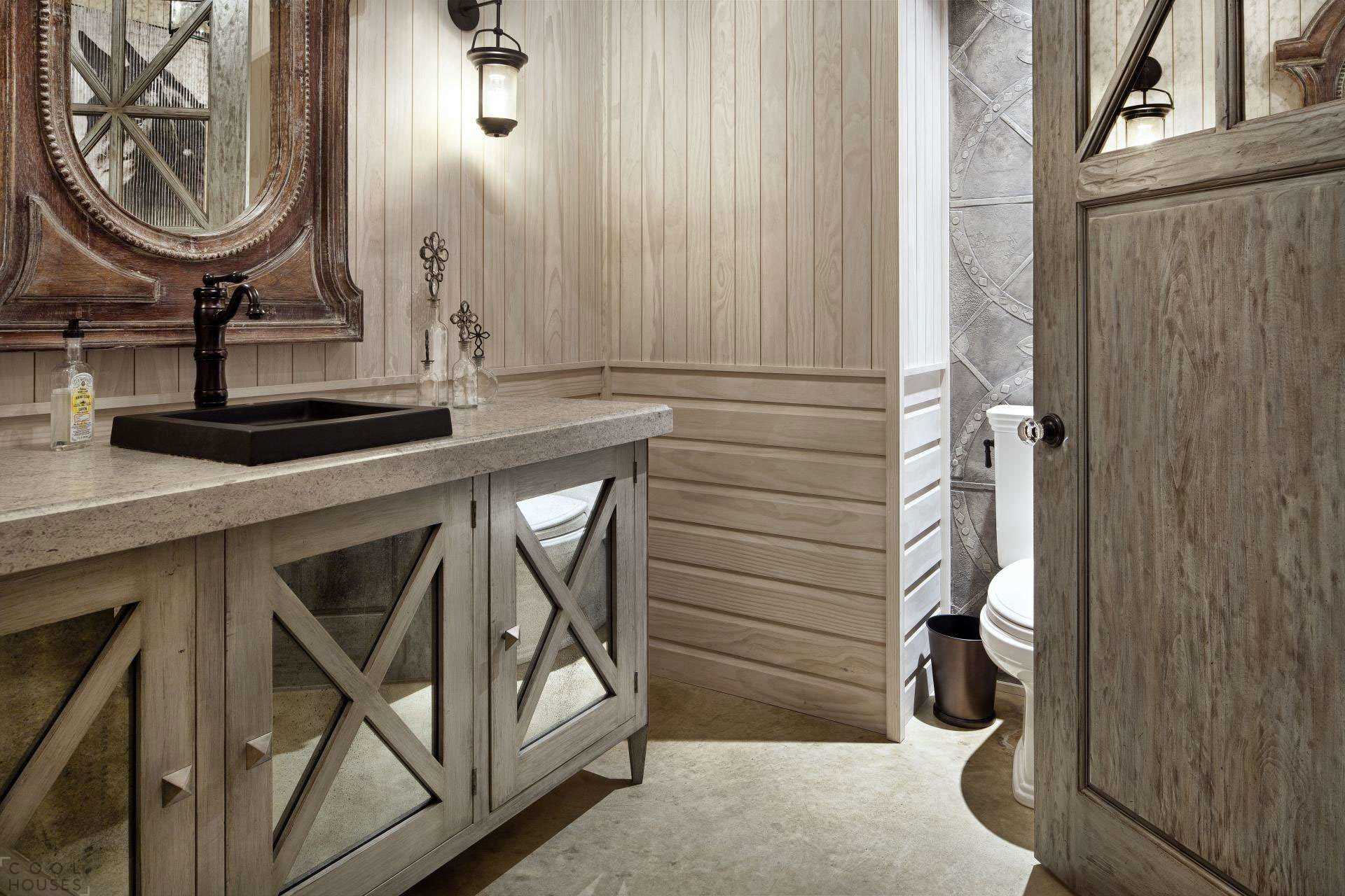 version de l'intérieur de la salle de bains moderne dans une maison en bois