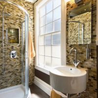 idea di uno stile insolito di un bagno con una finestra panoramica