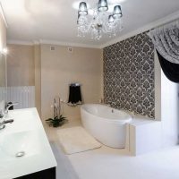 variante de l'intérieur lumineux de la salle de bain en noir et blanc