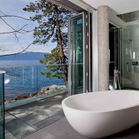 idea di un interno luminoso di un bagno con una finestra panoramica