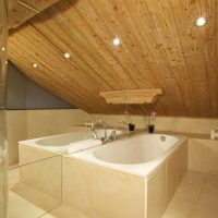 idée d'un style lumineux d'une salle de bain dans une image de maison en bois