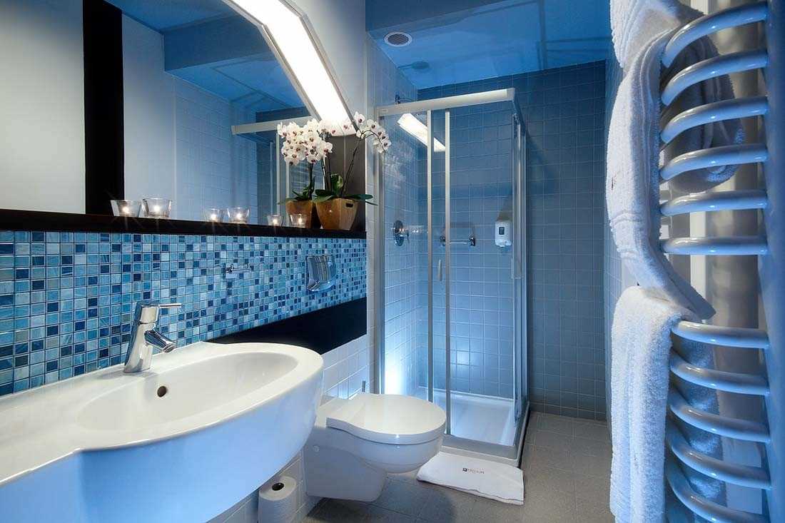 ideja neobičnog interijera velike kupaonice