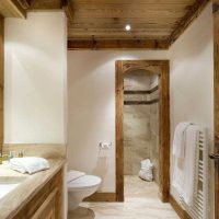 version du design moderne de la salle de bain dans une photo de maison en bois