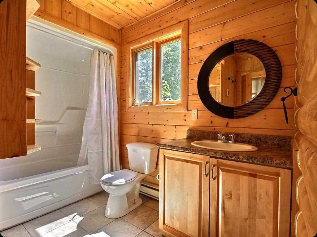 idée de design moderne d'une salle de bain dans une maison en bois