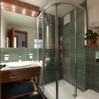option de design lumineux d'une grande photo de salle de bain
