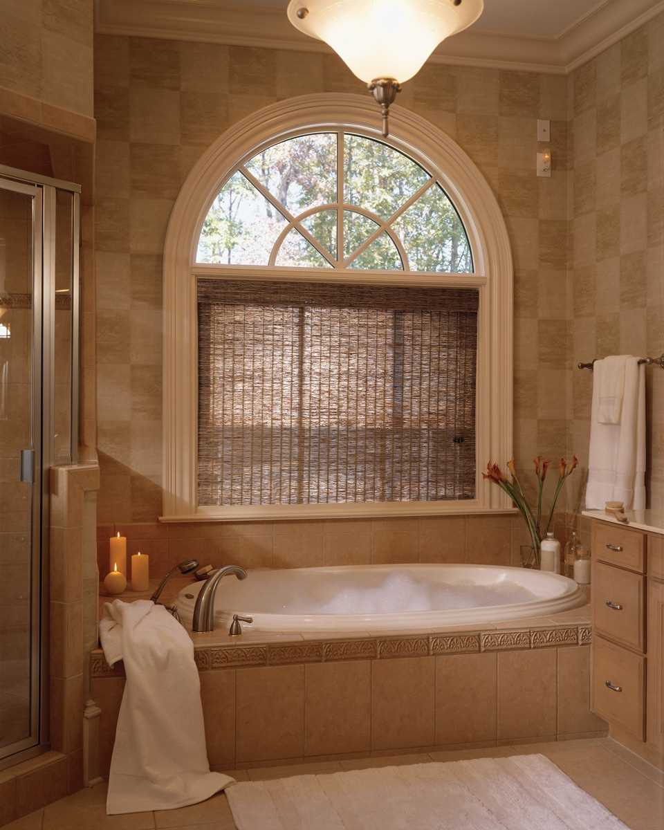 opzione di uno stile luminoso di un bagno con una finestra