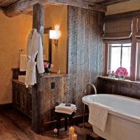 idée de conception inhabituelle d'une salle de bain dans une maison en bois