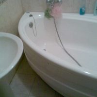 version du style insolite de la salle de bain avec une photo de la baignoire d'angle