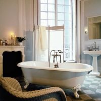 l'idea di un luminoso design per il bagno in una foto in stile classico
