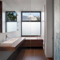 idée de design lumineux d'une salle de bain avec une fenêtre photo