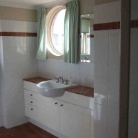 idée d'un bel intérieur de salle de bain avec une baie vitrée