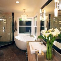 idea di un interno moderno del bagno con l'immagine della finestra