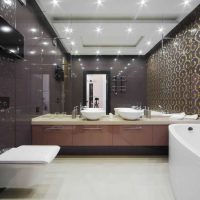 version du design insolite de la salle de bain avec une photo de la baignoire d'angle