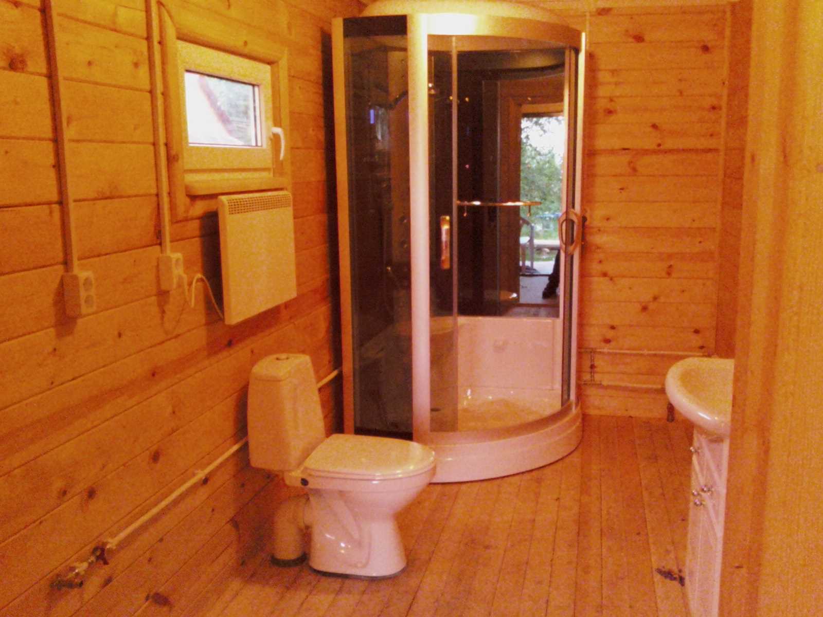 idée d'une belle conception de salle de bain dans une maison en bois