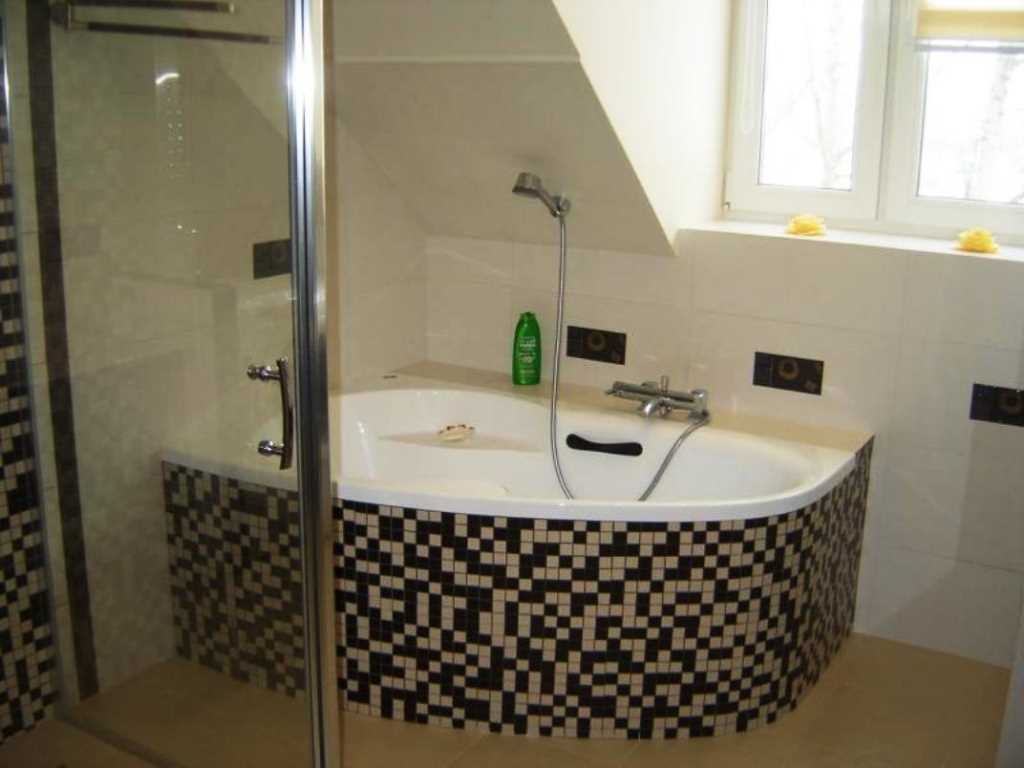 variante de l'intérieur lumineux de la salle de bain avec baignoire d'angle