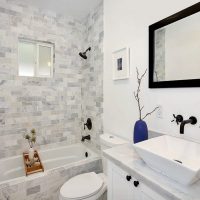 neparasta vannas istabas interjera variants 5 kv.m attēlā