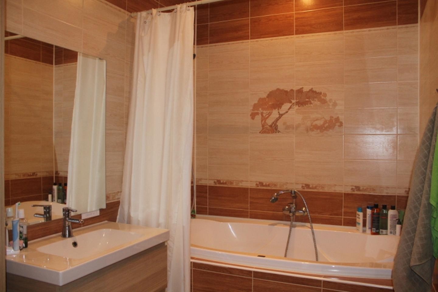 variant of the bright interior of the bathroom in beige color