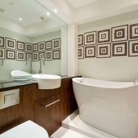 Spilgta vannas istabas stila piemērs 5 kv.m attēlā