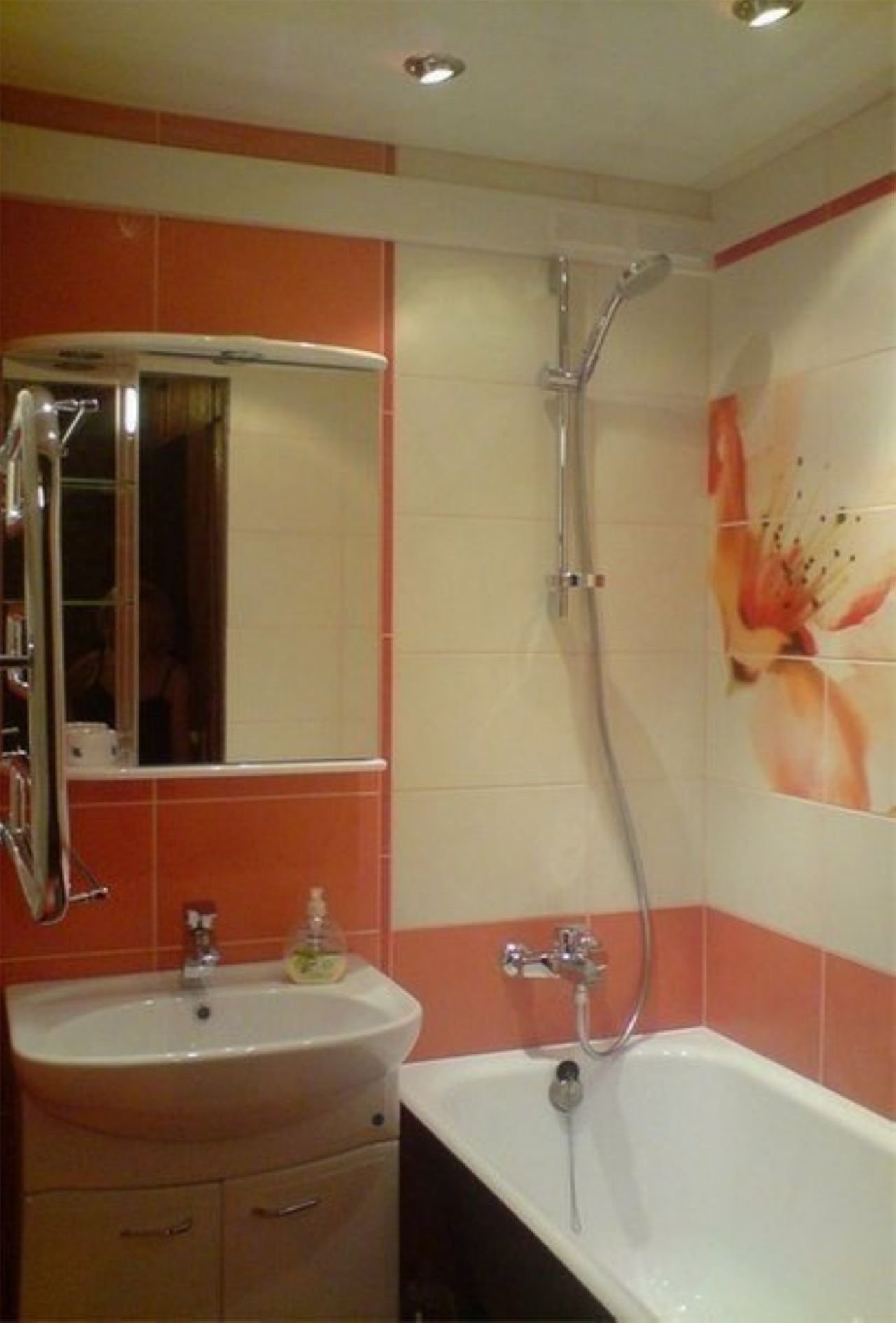 version du bel intérieur de la salle de bain à Khrouchtchev