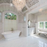 L'idea di un design luminoso per il bagno in una foto in stile classico
