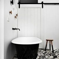 version d'un bel intérieur de salle de bain en photo noir et blanc