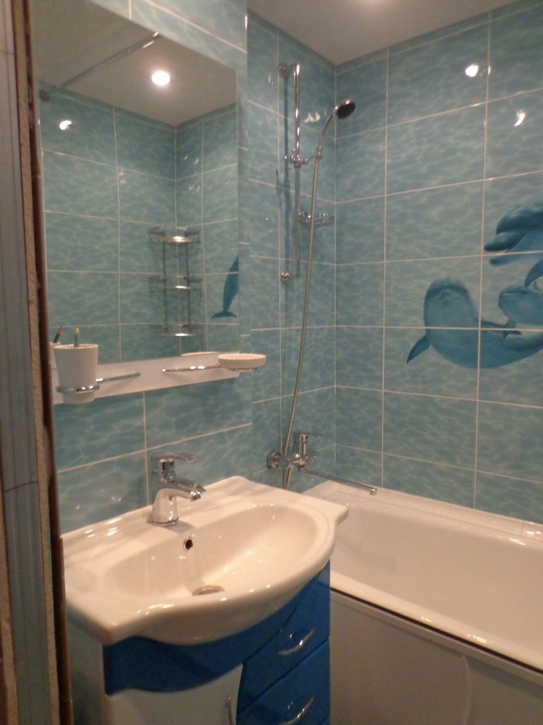 une variante du design inhabituel de la salle de bain à Khrouchtchev