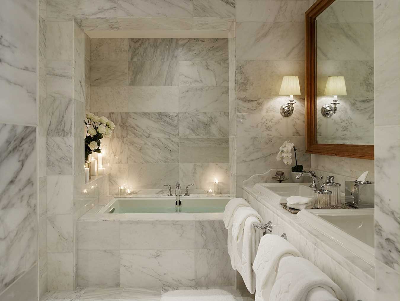 l'idea di un interno luminoso del bagno in stile classico